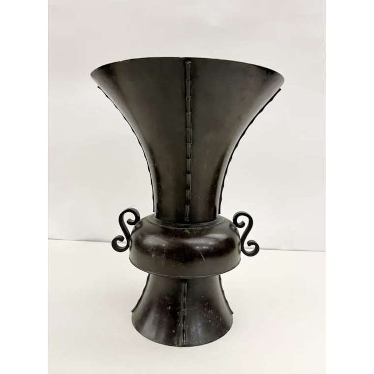Japan, Edo period, c. 1700, Bronze Flower Vase