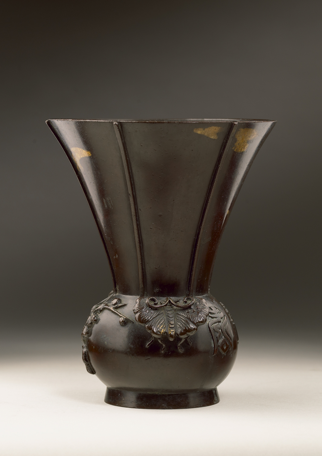  Japan, Edo Period (1615 - 1868), Bronze Flower Vase with Flaring Neck